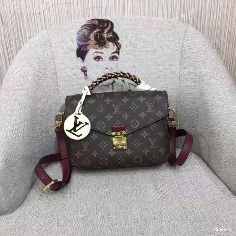 19B570337 Bags LV 0824